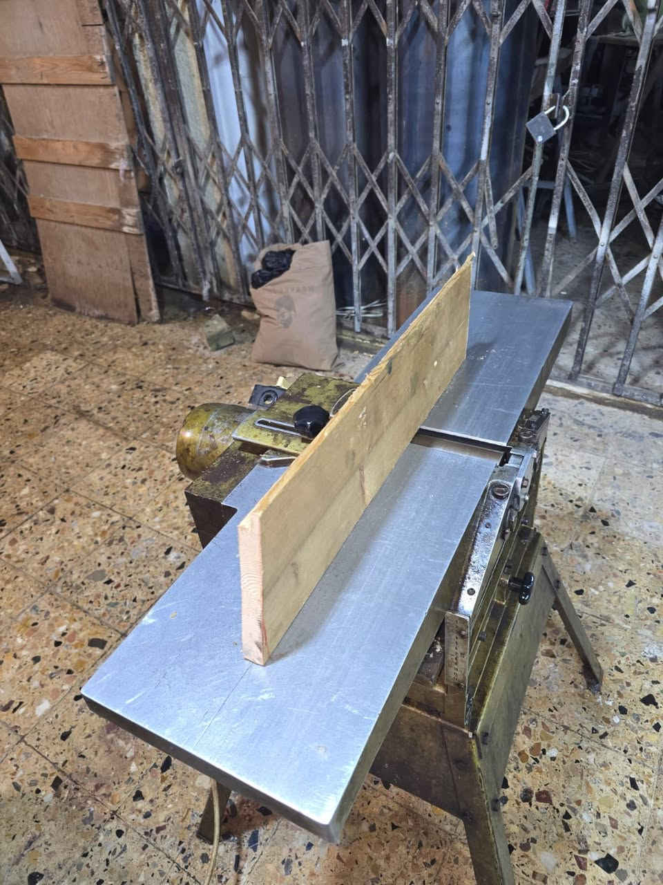 سلام عليكم عدي رنده ودبل بلاديه وزنه اكثر من ٨٠ كيلو صناعه نمساويه سنه ١٩٧٨ قطعه اثريه صارله ٥٠ سنه ماملعوب بيه براغيه بعده علقديم ياخذه ضل ويا طول عمر سعر علخاص *********** مكان بياع مقابيل مصرف رشيد
