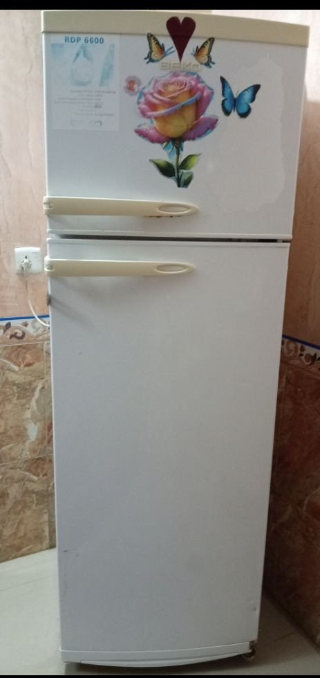 ثلاجه حجم كبير التجميد فوووول عايزها بس لاستيكه بالباب هاي التطبك السعر ١٢٥ وبيها مجال للاستفسار الاتصال على الرقم ***********
