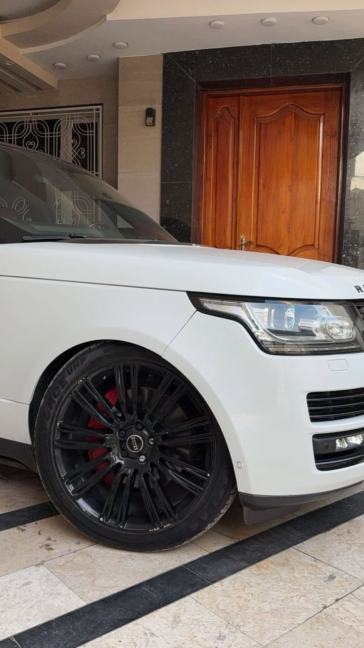 السلام عليكم 
للبيع أو مراوس
رانج روڤر ڤوگ 2017 أوتو 
وكالة سردار كفالة عامة من كلشي 
صبغ وتبديل وشخط كفالة المكينة والسوبر والگير
ماشيه 77 ألف كيلو فقط سياره نضيفة إلى درجه 
مواصفات الرانج ماتنكتب ولا تعد 
اي نقص مابيها السياره 
مكانها بغداد شارع فلسطين
للأستفسار عن السعر:***********
