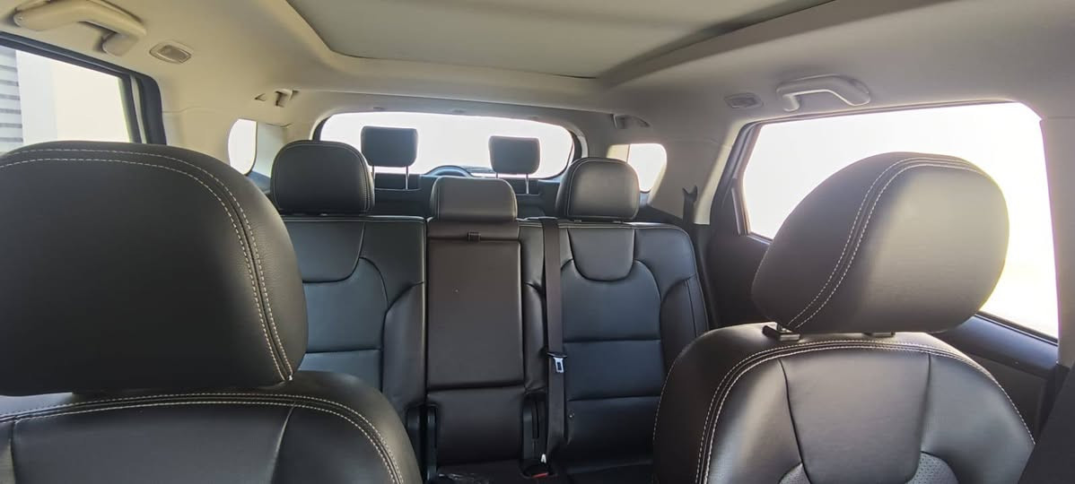 للبيع: DFSK Glory موديل 2025 7 راكب

***********

فول مواصفات – أعلى فئة
تفاصيل السيارة:
موديل 2025
السيارة شبه جديدة ونظيفة جدًا
فول مواصفات
خالية من الحوادث والضرر
جاهزة للتسجيل والترقيم
استخدام شخصي واهتمام عالي
مواصفات DFSK Glory 2025 – فول مواصفات:
🔧 المحرك والأداء:
محرك 1.5 لتر تيربو (Turbo)
أداء قوي مع استهلاك وقود اقتصادي
قير أوتوماتيك ناعم
نظام دفع مريح للاستخدام اليومي
أوضاع قيادة (عادي / اقتصادي / رياضي)
🛋️ الراحة والداخلية:
مقاعد جلد فاخرة
مقاعد أمامية كهربائية
شاشة وسطية كبيرة تعمل باللمس
شاشة عدادات رقمية
تشغيل بصمة + دخول ذكي
تحكم كامل من المقود
تكييف قوي مع فتحات خلفية
شحن USB للمقاعد الأمامية والخلفية
داش كام أمامية مثبتة
🛡️ السلامة والتقنيات:
كاميرات 360 درجة (رؤية محيطية كاملة)
كاميرا خلفية
حساسات أمامية وخلفية
نظام الثبات الإلكتروني
نظام مانع الانزلاق
نظام مراقبة ضغط الإطارات (TPMS)
وسائد هوائية كاملة
نظام مساعد الفرامل
🚘 الخارجية:
تصميم SUV عصري وقوي
أنوار LED أمامية وخلفية
جنوط ألمنيوم رياضية
مرايا كهربائية مع إشارات
قضبان سقف
حساسات ركن
