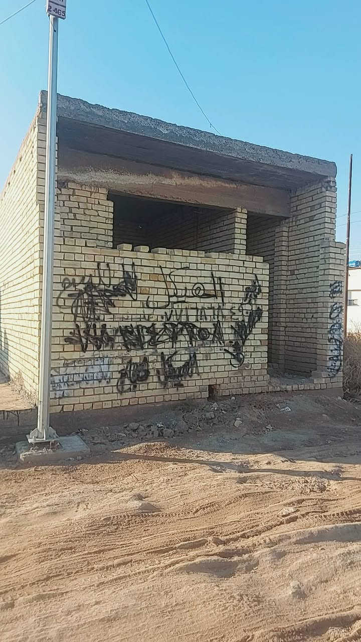 للبيع هيكل 50 متر في منطقة السريدات مجاور للركن الشارع الرئيسي في بداية مدخل الثالث منطقة كاملة من الخدمات والمحلات   المجاري الكهرباء والماي _  والتبليط قريب واصل عن المنطقة مسافة  السعر  24 اي استفسار عل واتساب او رقم الهاتف *********** _
