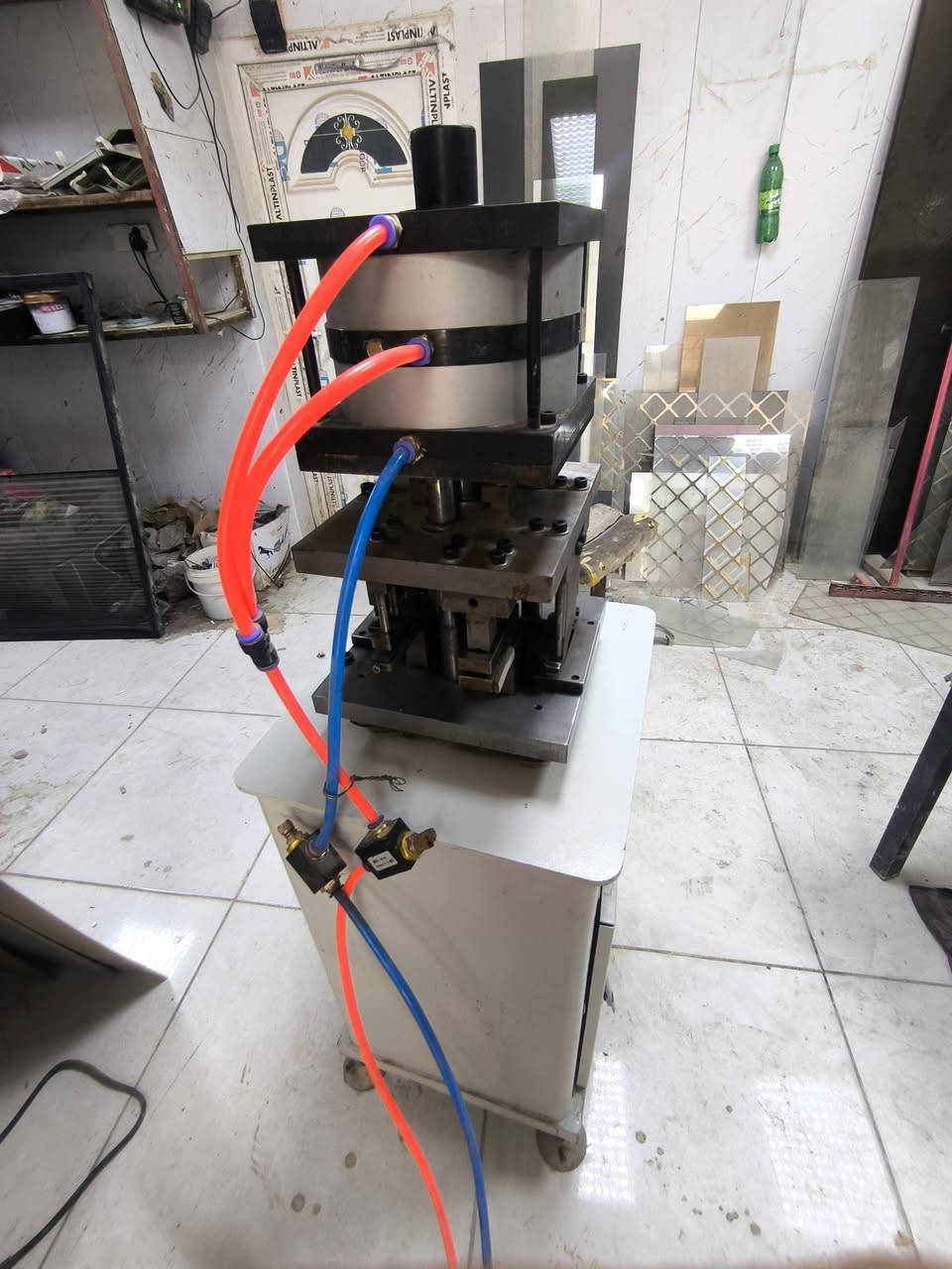 سلام عليكم ورحمه الله 
ثاقبه 5 في 1 للبيع 
مفصلي + وسلايت + واسبانيول + ومياه امطار + ول خامسه ماعرفها شنو استخدامها ابد للتواصل ***********
