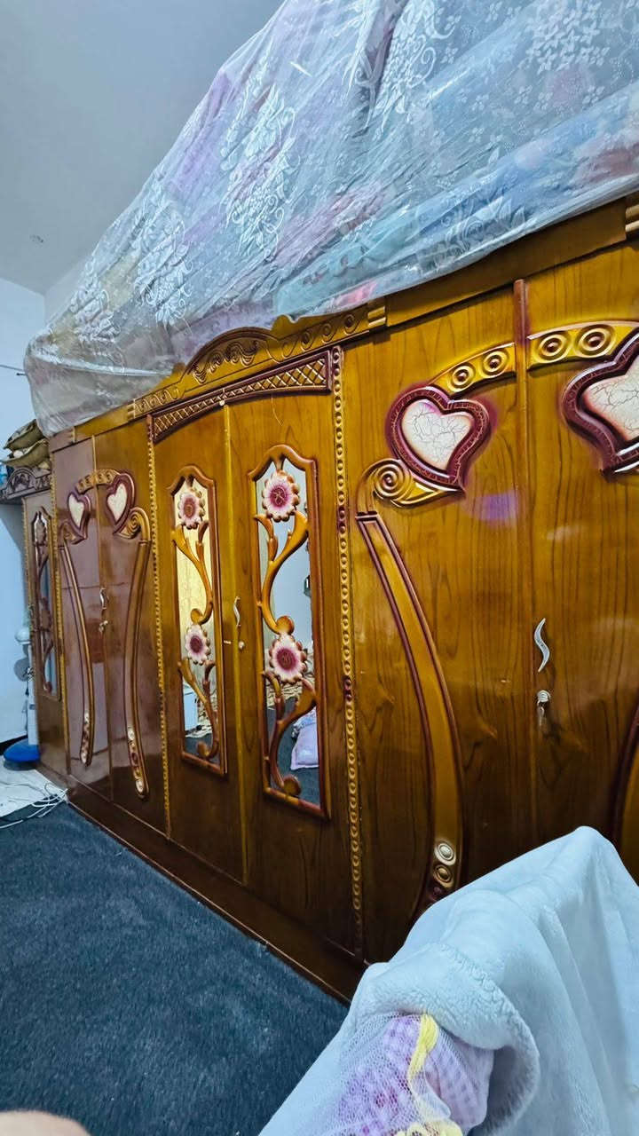 السلام عليكم غرفه للبيع جديده استخدام قليل .العنوان الزبير . السعر 650 وبيهه مجال ***********
