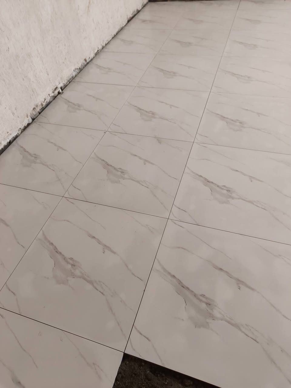 يوجد خلفه سراميك متفرق داخل تكريت  ‏‪***********‬‏ قير متواجد عل فيس
