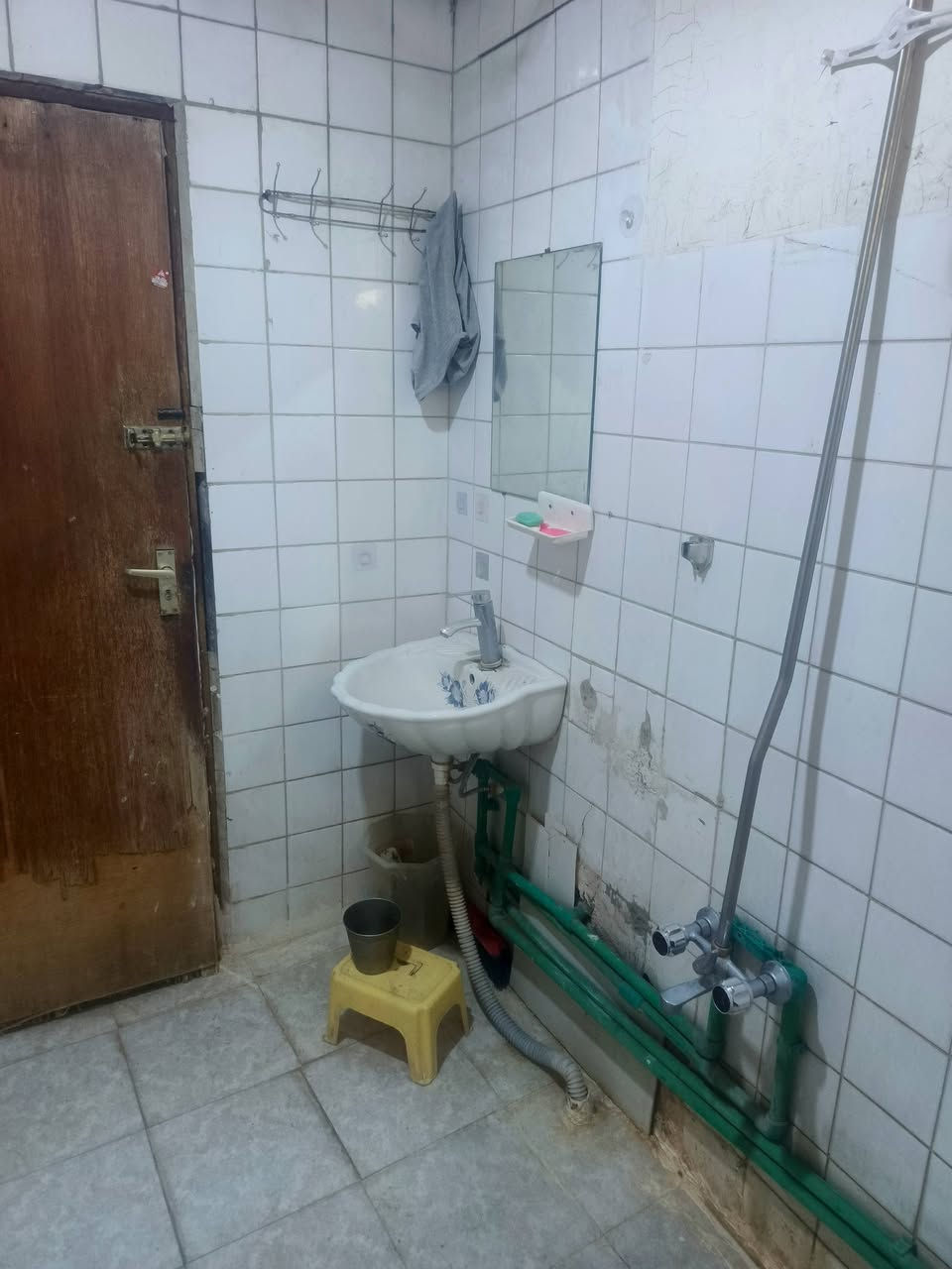 شقه مؤثثه للإيجار غرفة وصاله مع نت وكهرباء سحب 
العنوان كراده داخل سبع قصور على أبو نؤاس طابق ثاني عوائل فقط رجاءا
وعندي فديو إيجادها من الأخير 550الف بدون دلالية
*********** أبو محمد
