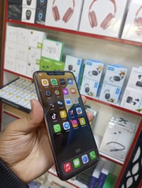 11برو ماكس بطاريه 75 مكفول وتر بروف فقط الشاشه مثل ماموضح بيه اضرار بس...