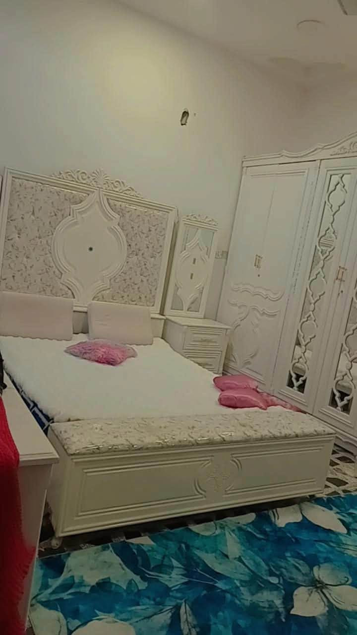 سلام عليكم بيت للبيع مكانه بغداد حي اور أم الكبر والغزلان مقابيل قطاع 79/78 بيت يحتوي على طابقين وثالث بيتونه وصطحين امامي وخلفي الطابق الأول صحيات خارجيه وداخليه 
حوش ستقبال صاله غرفه مطبخ حار وبارد معزول ترك 
طابق ثاني غرفتين وصاله وصحيات وبلكونه وثالث صاله وصطحين وصيح فوك البيتونه 
رقم استفسار 
*********** بي واتساب 
*********** بي واتساب ايضاً

