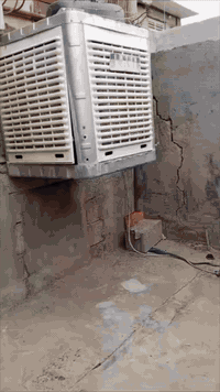 سلام عليكم مشتمل البيع سند 25 قرب سواق ابو محمد يحتجله كاشي وسراميك مساحت البيت 60 متر بي طرمه صغيره وصتقبال وحولي من ضمنه طلع مطبخ وصحيات ومنور وغرفه مدخل واحد البيت سعر 35 وبي مجال بسيط رقم الهاتف ‏‪***********‬‏
