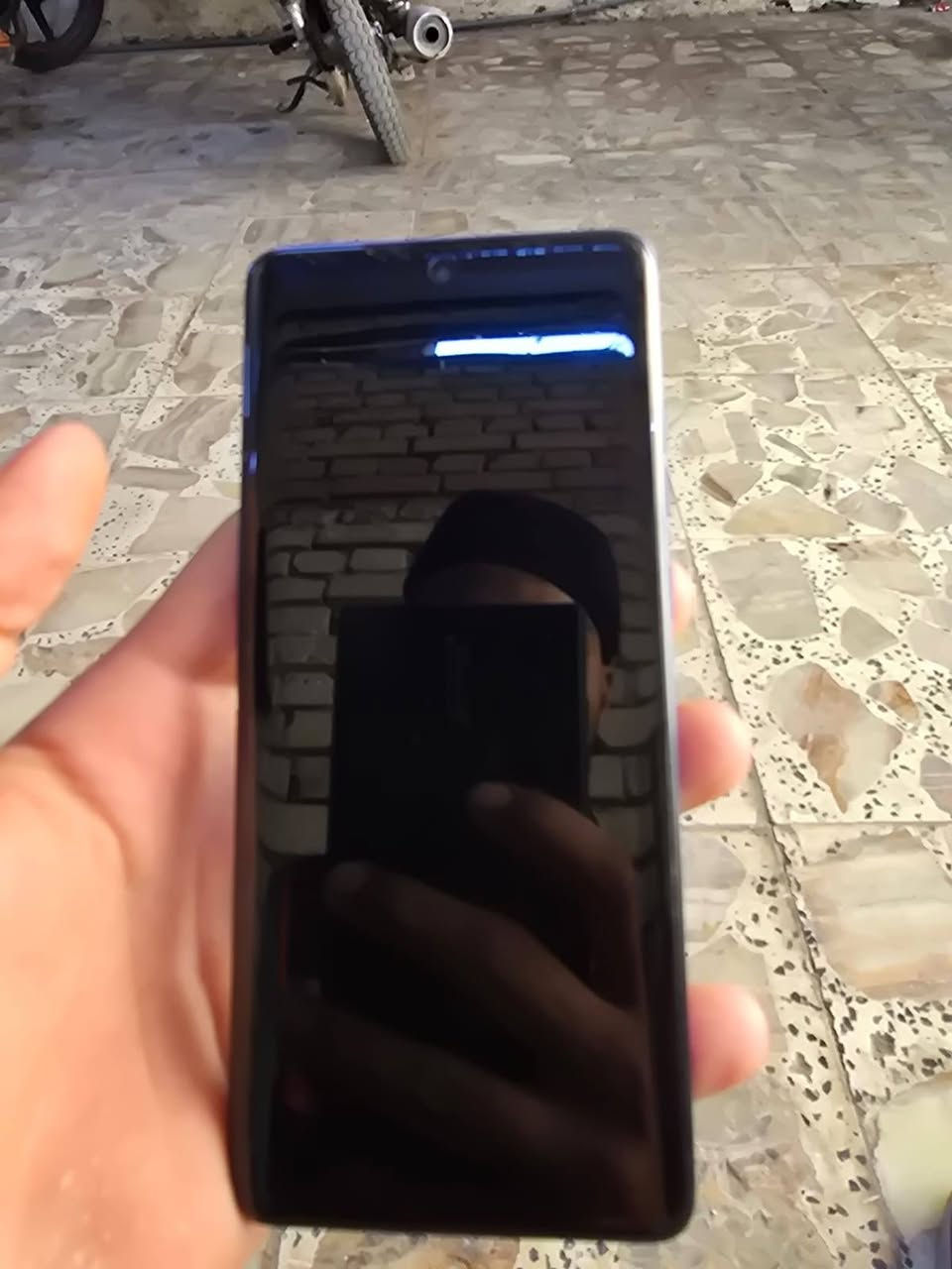 إليك المواصفات التفصيلية لهاتف Motorola Edge 60 Fusion، والذي يُعد من أبرز هواتف الفئة المتوسطة التي أطلقتها موتورولا في عام 2025:
التصميم والشاشة
الشاشة: من نوع P-OLED (أو LTPO P-OLED في بعض الإصدارات) بحجم 6.67 إنش.
الدقة: Super HD بدقة 1220 \times 2712 بكسل.
السطوع: يصل إلى ذروة سطوع خارقة تبلغ 4500 شمعة.
معدل التحديث: 120 هرتز.
الحماية: طبقة زجاج Corning Gorilla Glass 7i.
المتانة: يدعم معايير المتانة العسكرية MIL-STD-810H ومقاوم للماء والغبار بمعيار IP68/IP69.
الأداء والعتاد
المعالج: MediaTek Dimensity 7300 (بمعمارية 4 نانومتر).
ملاحظة: تتوفر بعض النسخ الإقليمية بمعالج Dimensity 7400.
الذاكرة العشوائية (RAM): خيارات 8 جيجابايت أو 12 جيجابايت.
ذاكرة التخزين: 128 أو 256 أو 512 جيجابايت (UFS 2.2)، مع دعم تركيب كارت ميموري خارجي microSDXC.
نظام التشغيل: Android 15 مع واجهة Hello UX.
الكاميرات
الكاميرا الخلفية (ثنائية):
الأساسية: 50 ميجابكسل بفتحة عدسة f/1.9 مع مثبت بصري OIS.
الواسعة: 13 ميجابكسل (بزاوية 120 درجة) وتدعم التصوير القريب (Macro).
تصوير الفيديو: يدعم بدقة 4K.
الكاميرا الأمامية: بدقة 32 ميجابكسل بفتحة عدسة f/2.2.
البطارية والشحن
السعة: 5200 مللي أمبير (تصل إلى 5500 في بعض الأسواق).
سرعة الشحن: شحن سريع بقوة 68 واط (TurboPower)، يشحن البطارية بالكامل في حوالي 40-50 دقيقة.
ميزات إضافية
الصوت: سماعات Stereo مزدوجة مع دعم تقنية Dolby Atmos.
الاتصال: يدعم شبكات الجيل الخامس 5G، وWi-Fi 6، وBluetooth 5.4، وNFC.
المستشعرات: بصمة الإصبع مدمجة تحت الشاشة (Optical).
التصميم: متوفر بألوان مميزة معتمدة من Pantone وخامات تشبه الجلد الصديق للبيئة.
نصيحة: الجهاز يقدم توازناً ممتازاً بين قوة الشاشة (السطوع العالي) ومقاومة الظروف القاسية (IP69)، مما يجعله خياراً رائعاً للاستخدام الشاق أو تحت ضوء الشمس المباشر
إليك المواصفات التفصيلية لهاتف Motorola Edge 60 Fusion، والذي يُعد من أبرز هواتف الفئة المتوسطة التي أطلقتها موتورولا في عام 2025:

***********
