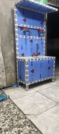 ميز للبيع جديد صارله اسبوعين تقريبا مكاني بغداد رقم 07711585590 قيم بم...