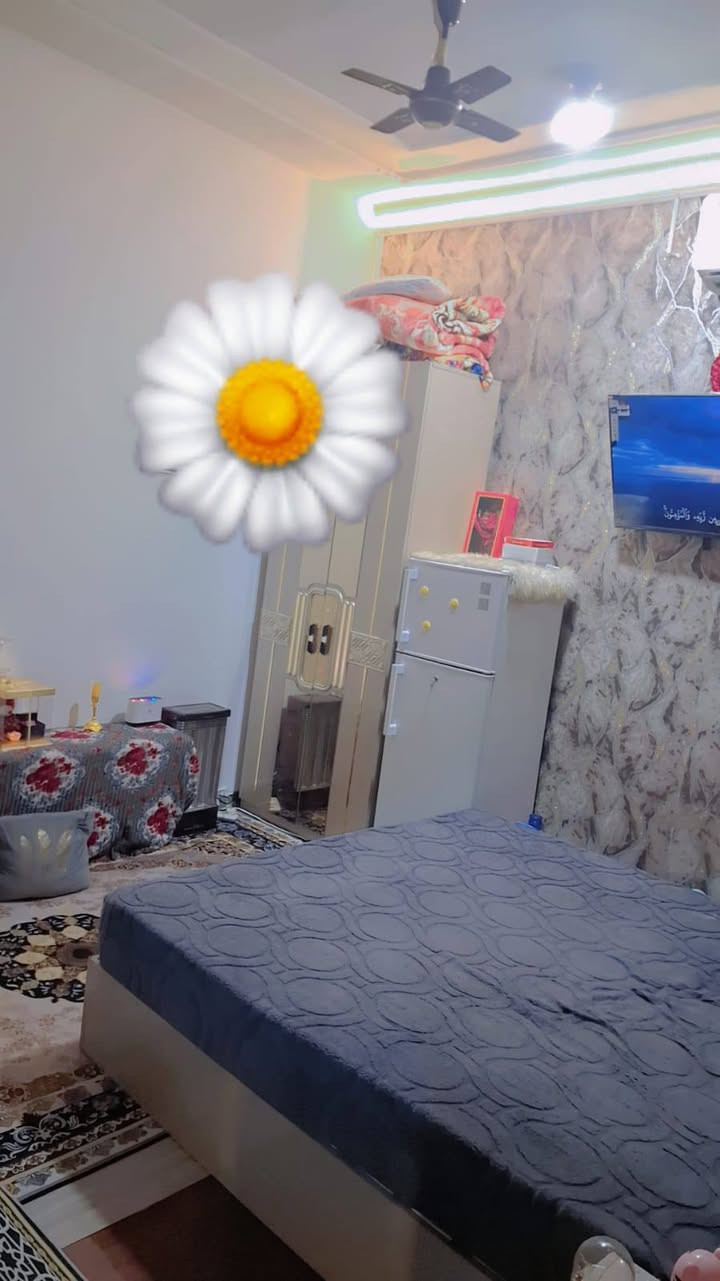 سلام عليكم بيت خلفي للبيع بحي الحسين بيت قاطين لقاط جوه بي ديوانيه وصالاء وغرفه ومطبخ وصحيات لقاط ثاني بي غرفتين وصالاء وصحيات سعر 150 رقم تلفون ***********
