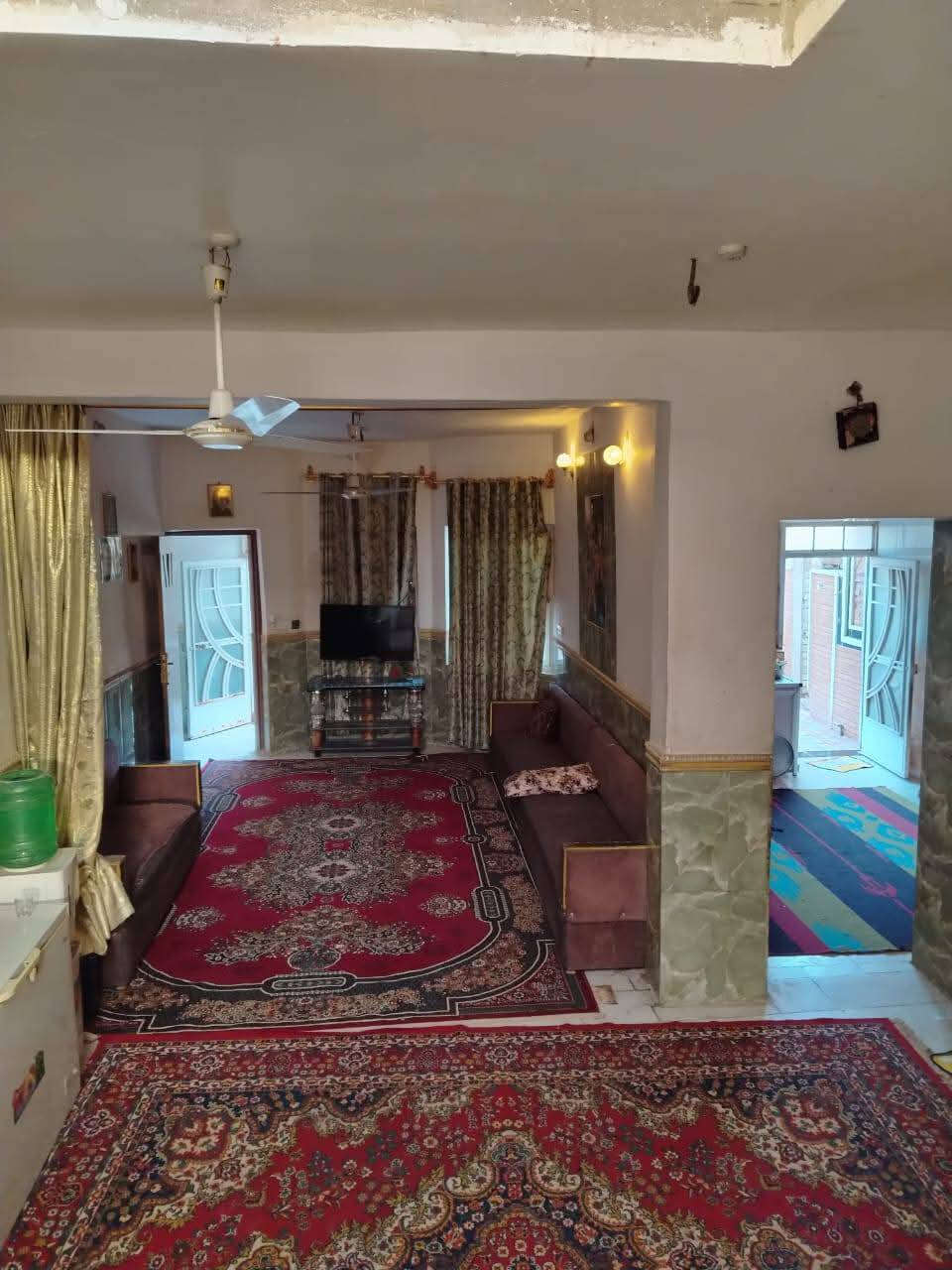 السلام عليكم بيت للبيع  طابقين مساحه ٢٠٥ متر يحتوي على أربع غرف نوم واستقبال وصاله ومطبخ بيت جديد ونضيف يقع في حي المعلمين خلف أسواق المسيباوي قريب ع شارع العام للاستفسار اتصال ***********
