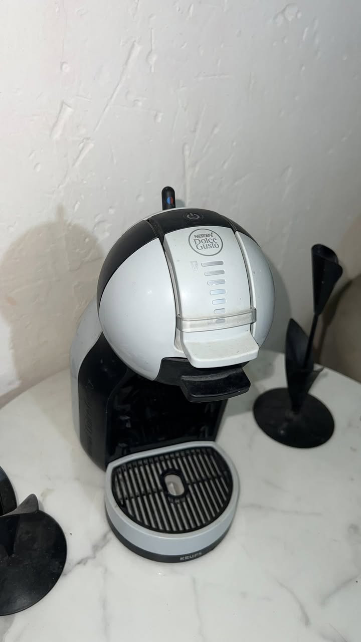 ماكنة قهوة جديدة استخدام سبوعين فقط نوعيه اصليه صنع في اندنوسيا وياها 25 كبسولة هدية سعره 100 بيه مجال جديدة صيني سعرها فوق 150 الف هذا رقمي بي واتساب واتصال ***********
