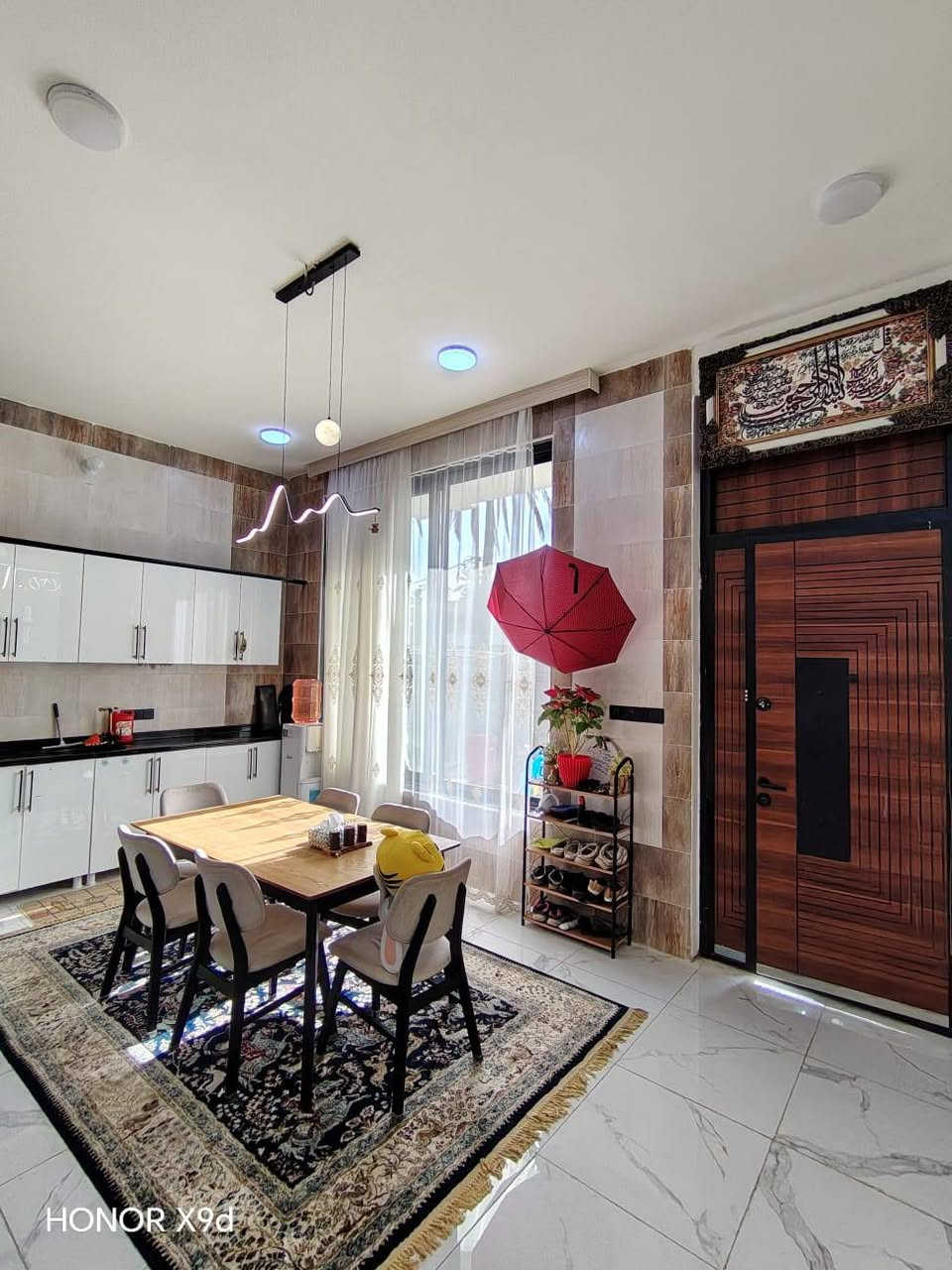 بيت للبيع بناء جديد جداً 
سنة البناء (٢٠٢٥) 
الموقع  شارع ابو ماشة  
عامود (١٧٩ ) 
قرب مشتل الامام( العباس ع) 
يبعد عن الام (الحسين ع) تقريبا ٤ كم 
 المساحة (٥٠٠م) 
يتكون مطبخ حار 
مطبخ بارد 
 غرفتين نوم 
صالة 
استقبال 
حديقة كبيرة 
كراج سيارات 
للأستفسار اتصال على الرقم
***********
