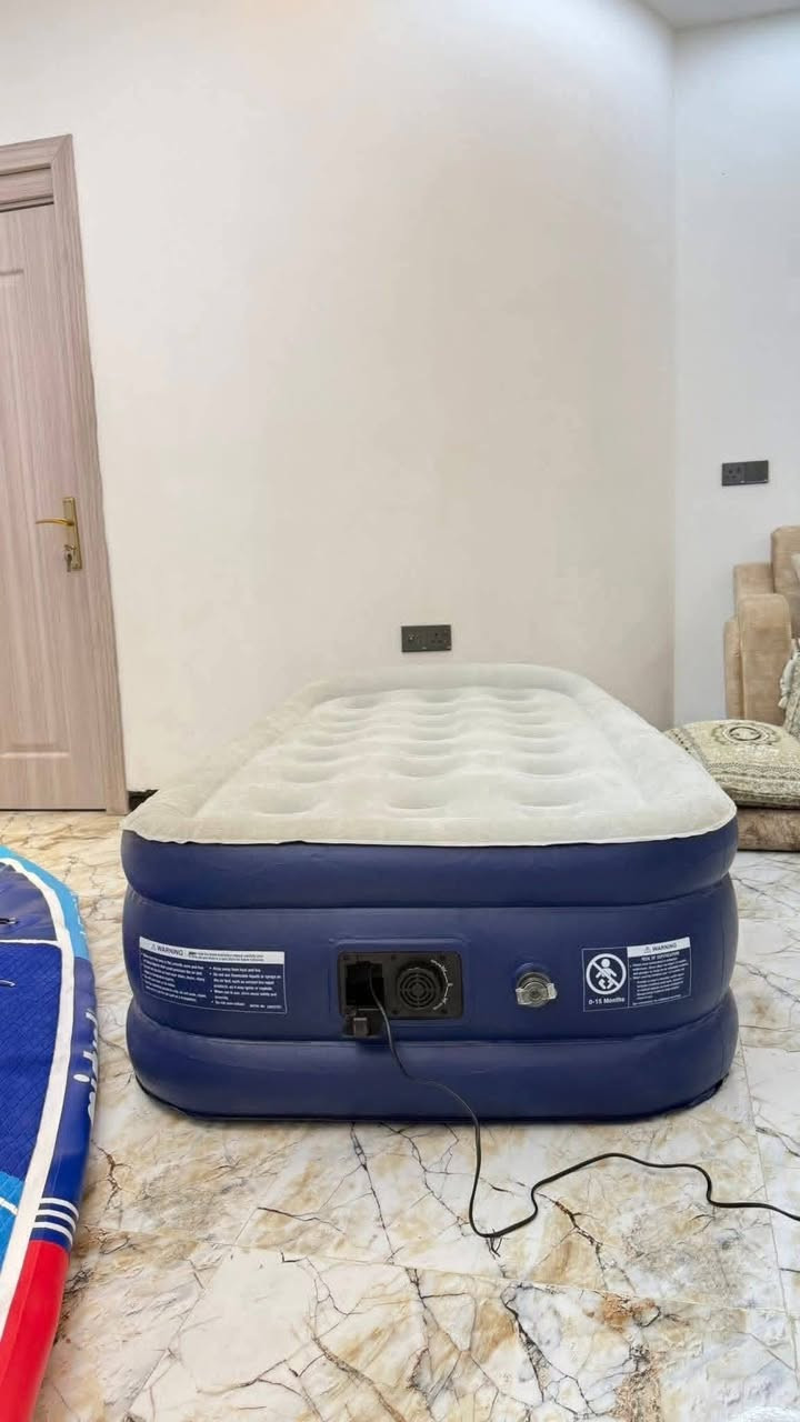 دوشك نفخ نفر طبي جديد مفيد للسفرات والتخيم مع محده طبيه  طريقة النفخ موطور هواء داخلي عل كهرباء سعره 45 الف  واتساب *********** يوجد توصيل.
