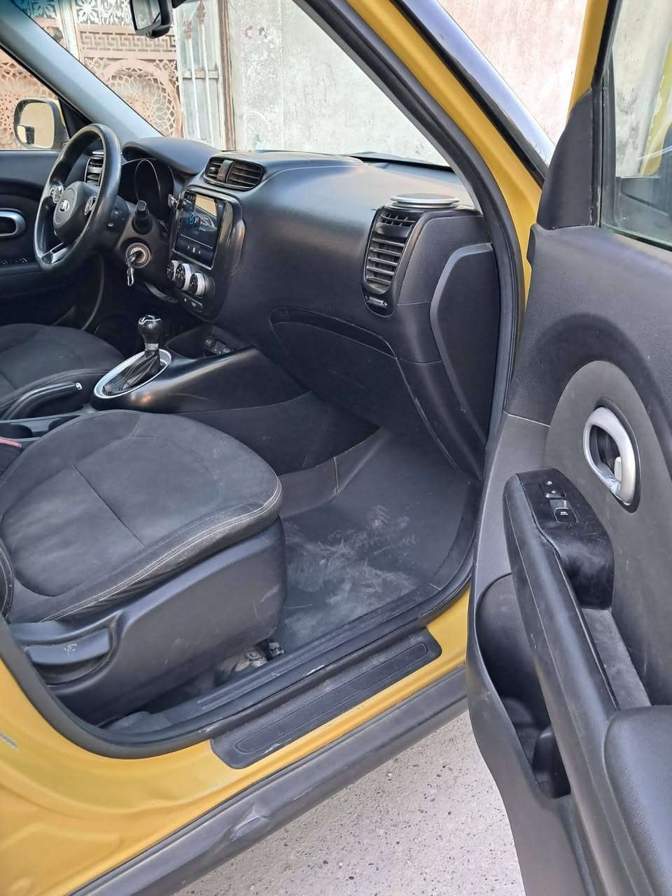 السلام عليكم كيا صول موديل ٢٠١٤ وارد أمريكي ضربتها جاملغ عكس السايق وبيها ثلاث قطع صبغ بدون تبديل مكينه٢٠٠٠  جاهزه على اخر حبايه تخم تاير صدر أمامي خلفي نضيف رقم بغداد انكليزي باسمي مشروع وطني شاشه كامره تحكم ستيرن جهتين فول موصفات سبورت مانع تزحلق العنوان بغداد مدينه الصدر الهاتف ***********واتس السعر ٨٨وبيها مجال
