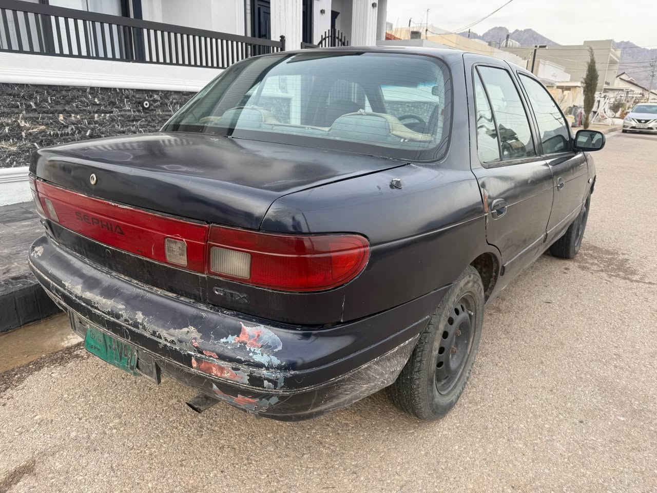 کیا سیڤیا مۆدێل ١٩٩٣ 
گێڕ ئۆتۆماتیکی ٨وبەخ 
سبوغ عام کراوە بەس سەقفی بەشەرتە 
پلاک و فیت پەمپ و نۆزڵ و مەسفیەی تازەی لەسەرە 
لایتەکانی بەرز و نزم ئەکرێت هەر چوار جامی کارەباییە
سویچ کۆنتڕۆلە  قفڵ مەرکەزیە سپێری تازە 
تەبریدی گەرمی هەیە 
کەمێک ڕۆنی لێ ناچێت 
٣ساڵە لای خۆمە 
شوێن ڕانیە
ڕەقەم:*********** رانية, السليمانية
