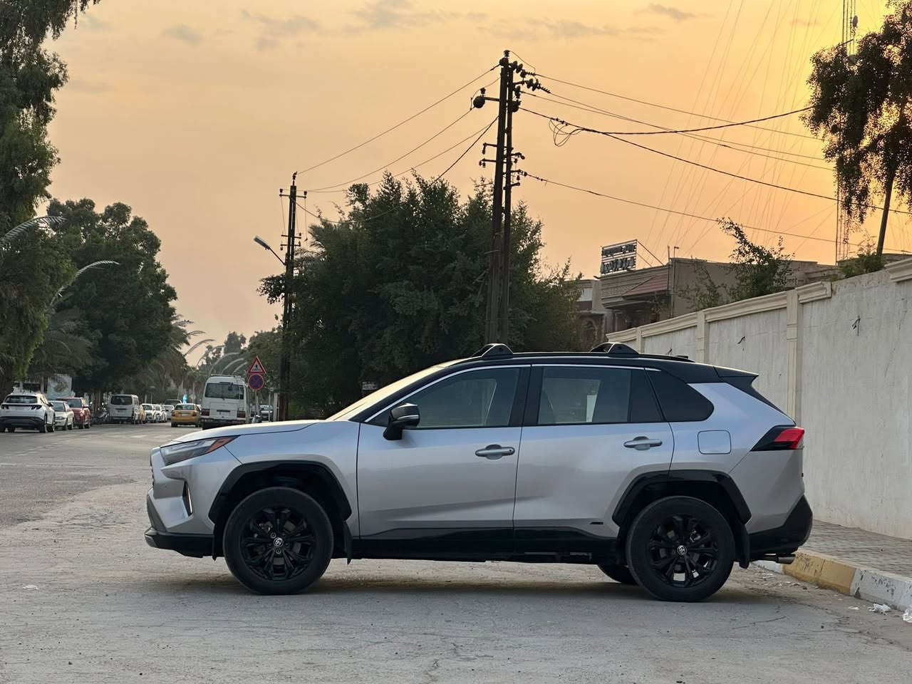 السلام عليكم 
تيوتا راف فور 2024 XSE فول هايبرد رقم بغداد وصور الحادث مرفقة بدون ايرباك 
المواصفات : بانوراما / بصمة / TWO COLOR / جنطة كهرباء / خزن ميموري / جلد / كشن كهرباء / تدفئة كشنات / ويل كب بلاك كبير / فور ويل / 3 انظمة قيادة / حساس امامي و خلفي / رادار امامي / رادار جانبي / سمعات سيستم صوت / هندبريك دكمة / اوتو هولد / مانع انحدار / مانع انزلاق / قطعتين تبريد / اشاير مري / لايت زنون / LED امامي وخلفي / دبل صالنصة / شاشة كبيرة / محرك 2500
مكاني الكاظمية 
للتواصل والاستفسار 
***********
