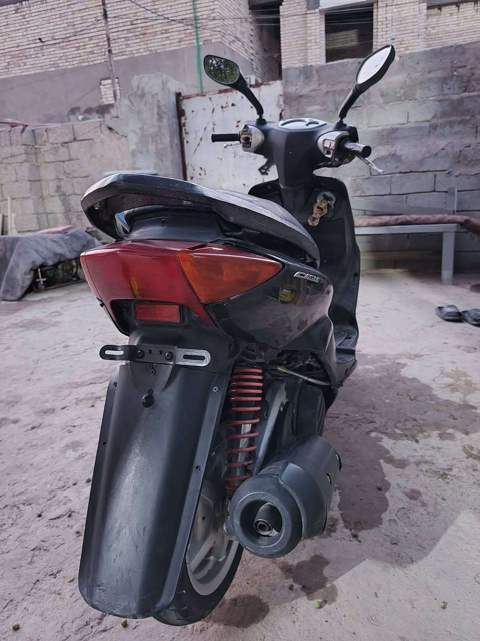 السلام عليكم دراجه للبيع سكنس نثيه ١١٠ ياباني اصلي الدراجه حلوه وا نضيفه استفسار اتصل عله الرقم ***********
