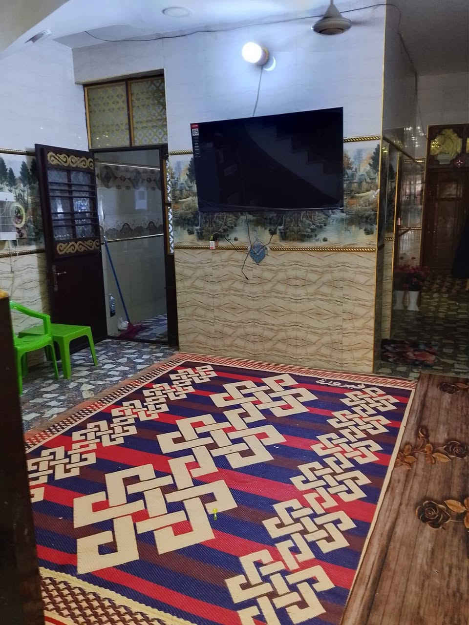 سلام عليكم بيت للبيع مساحته 125عل شارع السفير قرب كهوه جاكي ..لاستفسار ***********
