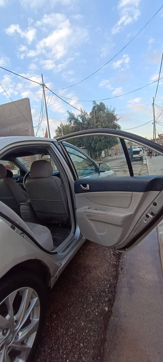 سلام عليكم ورحمه الله 
 سوناتا // رقم ديالى مشروع وطني تداور وين ما تريد 
مديل/ 2007 
مكينه / 2000
نوع / خليجي 
كشنات تدفئه 
مثبت سرعه كروز 
كرسي سايق كهرباء 
بدون فتحه 
سبير شركه بل سياره 
سنويه ب26/ بشهر 5 
بسمي تحويل نفس اليوم او ثاني يوم 
مبدل قطعه وحده ول باقي مكفول على وضع الشركه
سعر 90 وبيها مجال للطيبين  
للاستفسار //الدوانيه 
***********
