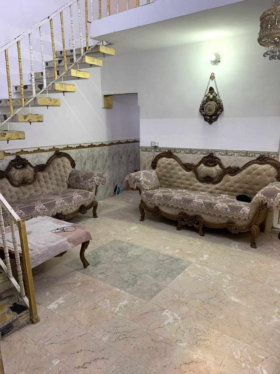 للبيع بيت ١٠٠ م واجهة ٥ نزال ٢٠  طابقين يحتوي على ٣ غرف نوم مع صالة ومطبخ وصحيات مدخلين  الشعب/ الضباط قرب كلية الامام الكاظم 
للاستفسار ***********. واتساب
