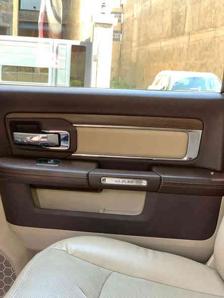 السلام عليكم دوم رام 2017 لارامي فول 
خليجي بيه صبغ جاملغ فقط اثر طخه دراجه 
سياره عليه دبل وطبلات وشمعات برفندر مرفعه 2 انج 
ويل xf 
سياره جاهزه من كلشي ومصروف هواي عليها
مكان السياره العماره 
اليعر 265$ 
*********** 
الجناي يعرف مواصفات السياره وسعر الامريكي عن الخليجي يختلف 
وتحياتي الكم 🤍
