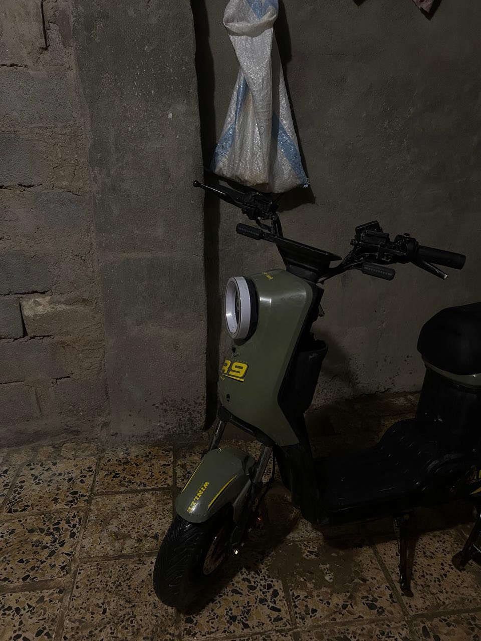 دراجه شحن R9 موديل 25 بطاريات موديل 26 حديثه دراجه نضيفه ما متعوبه استعمال طالب ملحقات كامله للتواصل ***********
