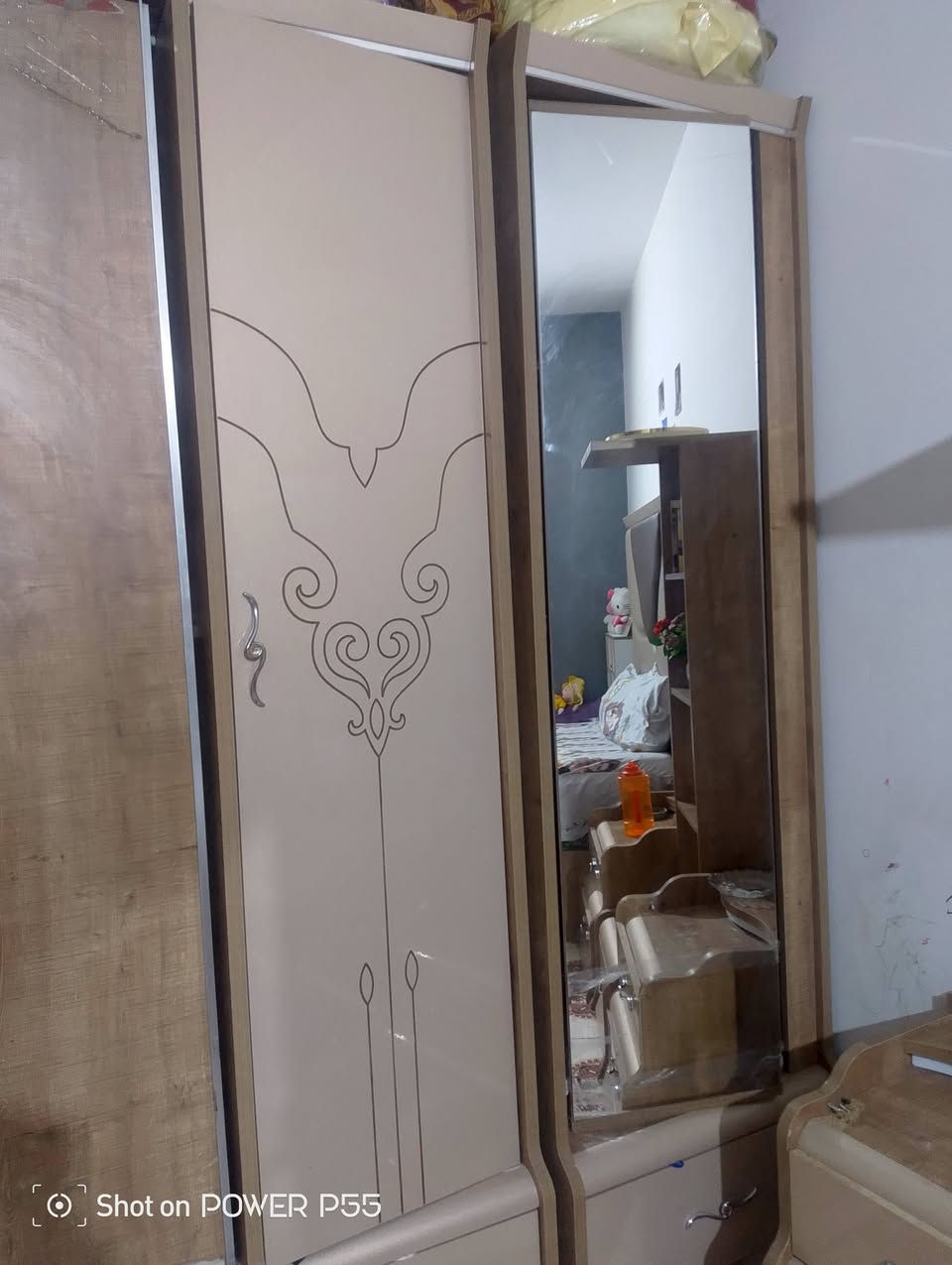 غرفه للبيع داخل كربلاء السعر350 وبيها مجال غرفة ملكية بيبان سلايت قطعتين دوارات.8قطع بيه اضرار بسيطه العنوان أمن الداخلي الرقم***********
