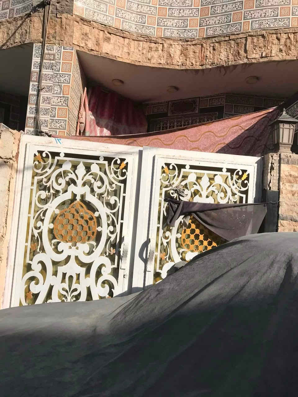 السلام عليكم ورحمة الله وبركاته دار البيع مساحة 100م٢ بناء درجة أولى صالة مطبخ كلدور غرفة قرب مخازن الكهرباء حي الصدرين شارع ٨٠ الاتصال ***********
