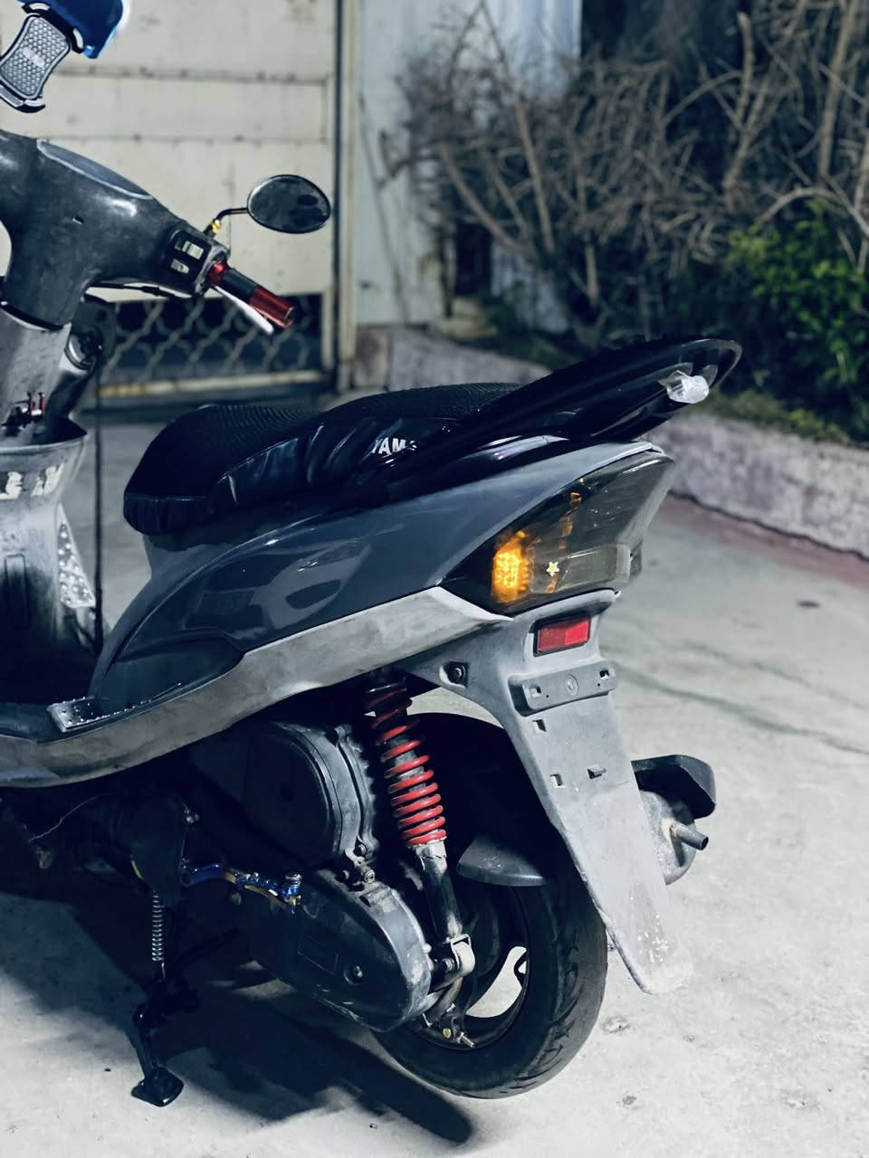 السلام عليكم (للبيع فقط)
ماكس قجمه 
الدراجه نضيفه 80‎%‎ 
بيها كفرات بالشمس تصير 7 الوان والاصليات موجودات 
نكره سلف هندر 
مزودة ببعض الكماليات 
صالصنه صجميه 
لايت زنون 3 مودات 
الدراجة بلاديه 
السعر 650 وبيها مجال حك الجيه 
العنوان بغداد الشعب خلف مكوى الخضراء 
للاستفسار *********** متواجد واتساب
