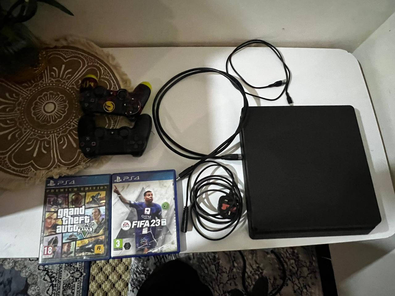 بلي 4للبيع الجهاز نضيف ومامفتوح شرط وانطيك بيه ضمان وياه فيفا23وقراند5غير مهكر جوستك2السعر215بيه مجال:الرقم ***********
