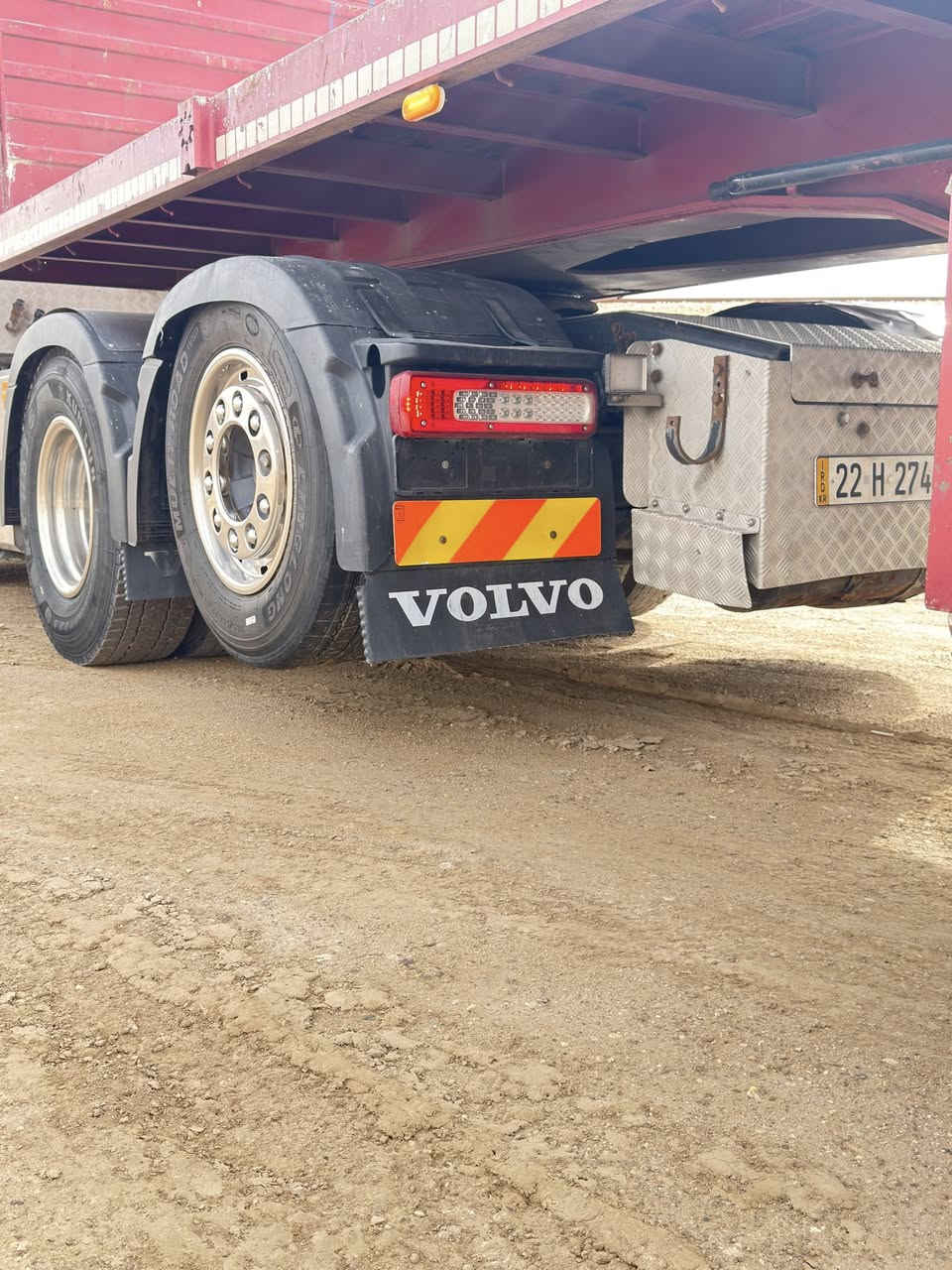 السلام عليكم اخوان فولفو وحش للبيع 2015فول مواصفات FH16حجم المحرك (650)فول واحد عله واحد ثلاجه داخليه كشانه تفئه تبريد كله شغال كأمره وحساس كأمره خلف القماره شاشه رتايدر كشافات قماره عالي تتفئه وتبريد كله شغال اديلو سياره ماشاءالله عليه (1عله 1)فول مربوطه عربانه عبدالله جوهر أربع دناكير تخم تاير دنكيرين رفاعات عربانه 2024رقم تلفون ***********رقم صاحب السياره
