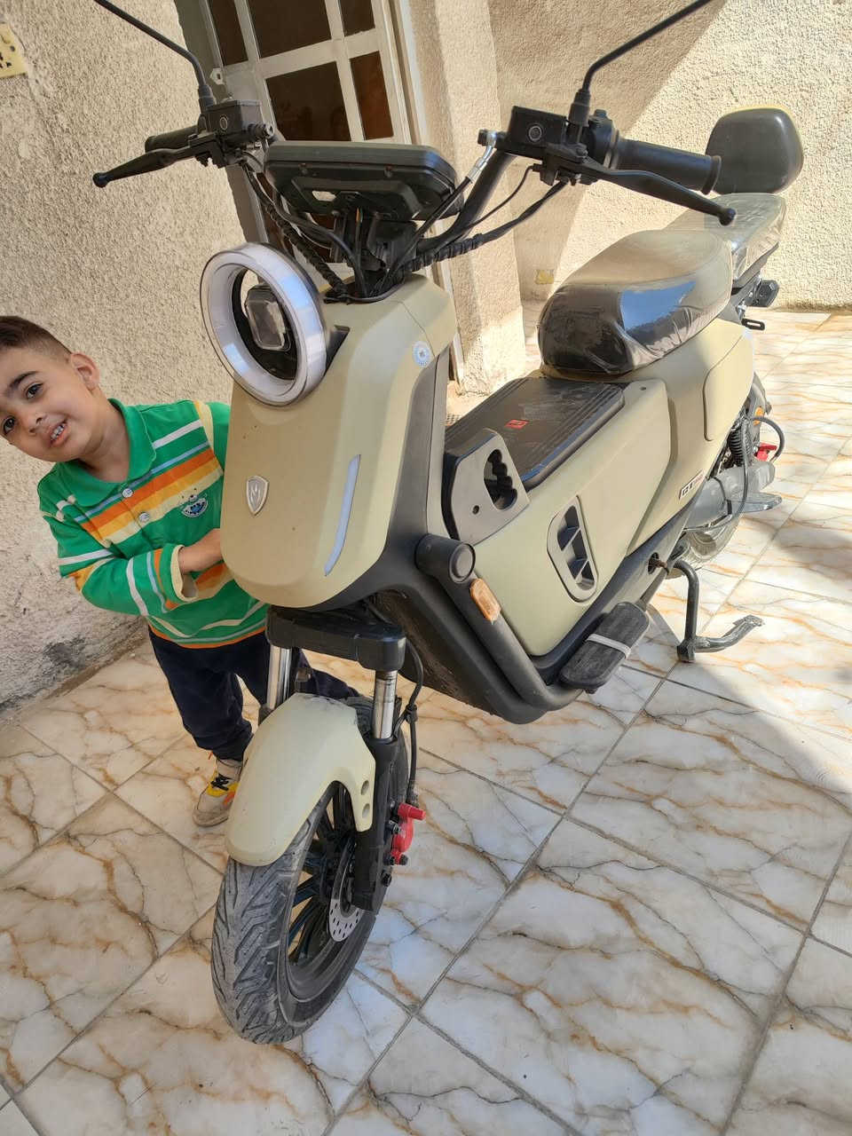 دراجه ار ٩  بطاريه ليثيوم  للبيع ب٧٠٠وبيها مجال  مكان بغداد ***********
