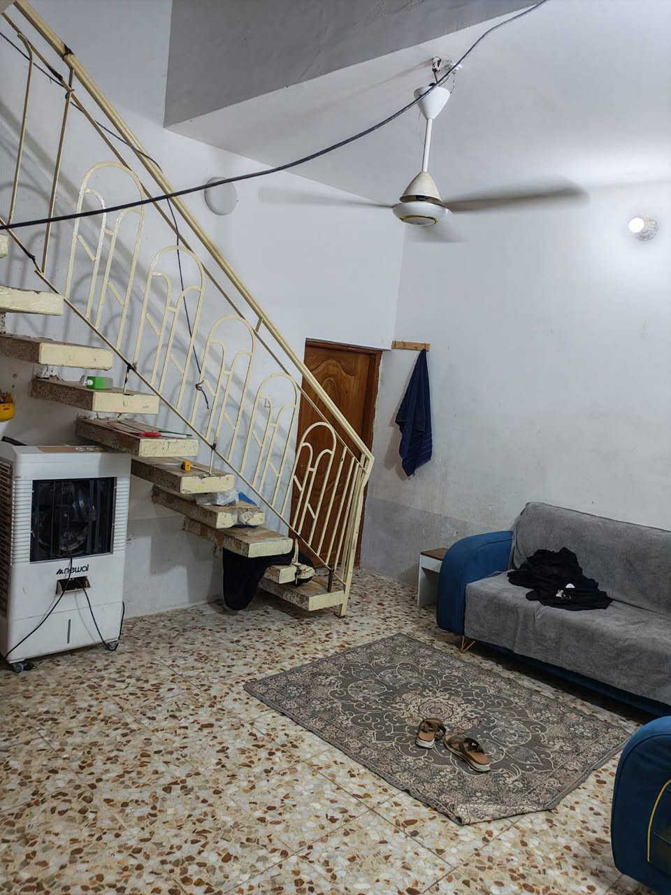 دار البيع زراعي مساحه  105 متر للبيع
غرفه واستقبال وصالة ومطبخ حمام داخلي وخارجي  ومكشوفة  وتخاريج مع شارع مقرنص  حي 17 تموز قرب جامع الاحسان  كافة الخدمات بي سعره 38 مليون بي مجال شويه 
اتصال رقم ***********
