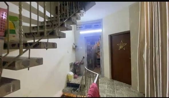 السلام عليكم ...
للبيع منزل في بغداد - حي الاعلام، شارع البدالة، مدخل عيادة دنتل ستي، طابو صرف،
مساحة 125 متر مربع، واجهة 6.25 متر، نزال 20 متر.
يتضمن المنزل
كراج واسع مع مدخلين،
استقبال مع مطبخ وهول داخلي، غرفة في نهاية المنزل، منور خلفي، حمام مشترك داخلي وحمام خارجي.
الطابق الثاني
يحتوي على غرفتين مع حمام مشترك وحولي بين الغرف. بيتونة واسعة مع مخزن في السطح الخارجي.
السقوف من الكونكريت المسلح، والأرضيات من الجرانيت بايات الدرج مرمر، والأبواب الداخلية من الصاج. واجهة البيت مكونة من الحجر،
عرض الشارع 12 متر.
للمزيد من المعلومات والاستفسارات، يرجى التواصل عبر الواتساب على الرقم ***********. يرجى ملاحظة أنه غير متواجد دائمًا على الفيسبوك. والسعر على الخاص لطفاً
