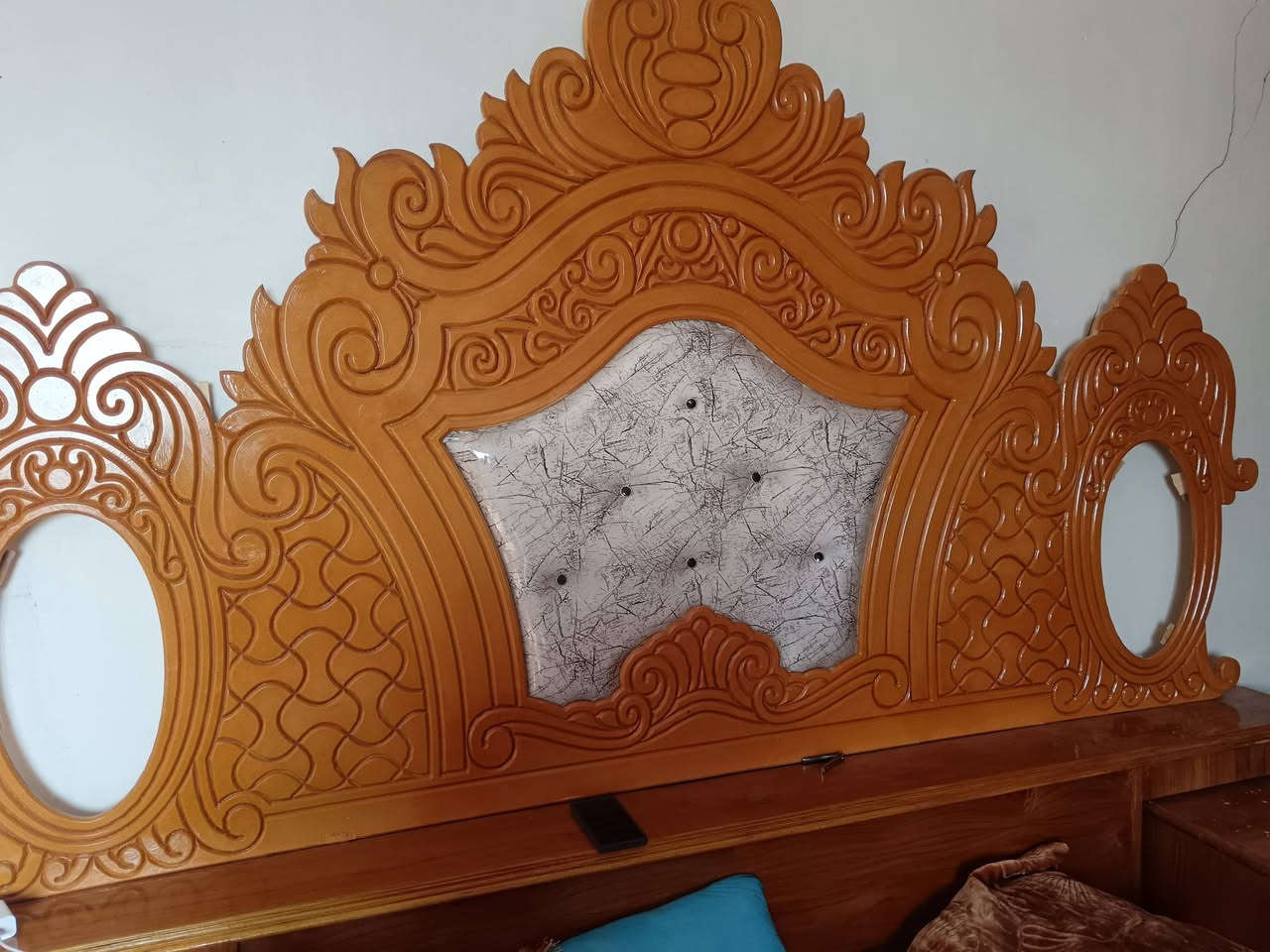 غرفه نوم صاج عراقي اربع قطع للبيع 
استعمال شهرين فقط 
مكان الغرفه بغداد 
السعر 750 وبيها مجال 
***********
