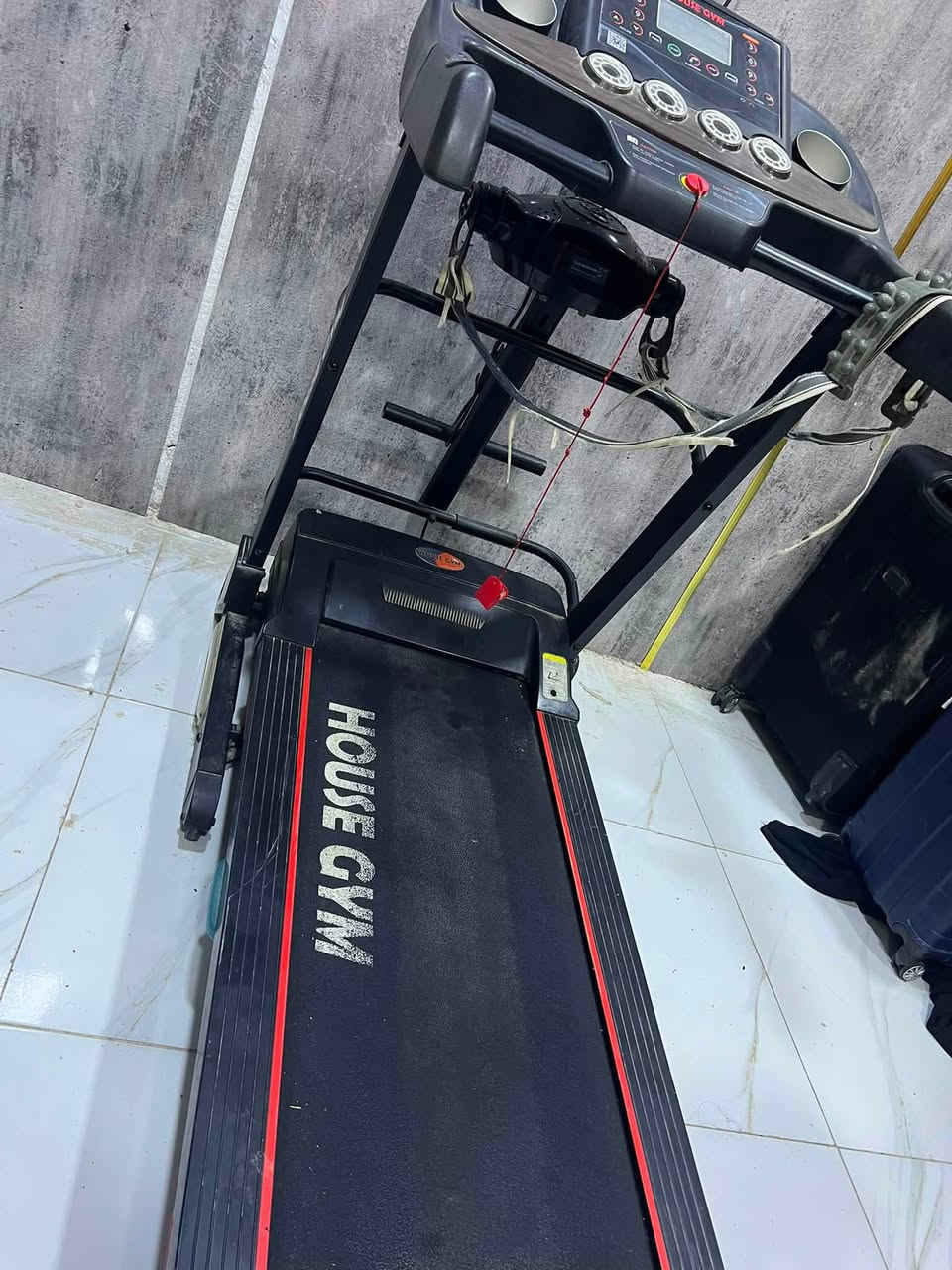 � للبيع جهاز مشي كهربائي (Treadmill) HOUSE GYM 🔥

جهاز مشي كهربائي منزلي بحالة جيدة، مناسب للمشي والرياضة اليومية وخسارة الوزن.
يحتوي على شاشة رقمية لعرض معلومات التمرين مثل الوقت والسرعة والمسافة والسعرات الحرارية، مع أماكن لوضع قناني الماء
فرصة ممتازة لمن يرغب بممارسة الرياضة في المنزل وحرق السعرات وتحسين اللياقة البدنية.

✅ شاشة رقمية لعرض السرعة والوقت والمسافة والسعرات
✅ سرعات متعددة
✅ مفتاح أمان
✅ مناسب للمشي اليومي وخسارة الوزن
✅ بحالة جيدة وجاهز للاستخدام
✅ يعمل بشكل جيد
✅ مناسب للاستخدام المنزلي
✅ يحتوي على برامج وسرعات متعددة

💰 السعر: 250 ألف دينار عراقي فقط

📞 للتواصل:خاص


**إذا كنت صاحب هذا الإعلان وتريد حذفه لأي سبب، رجاءا أرسل رسالة إلى الدعم الفني**