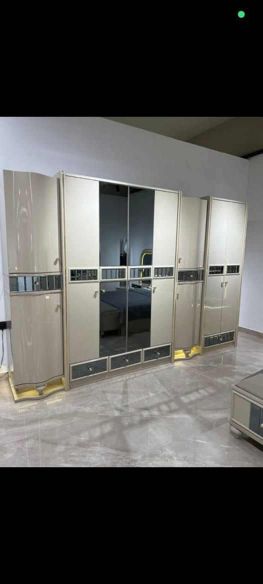 اسم الموديل :  * دوني   *
سعر الشراء   : مليونين و 650 الف
سعر البيع:  مليون وسبعمية وخمسين.1750 

مدة الاستخدام:  3 اشهر فقط 
المواصفات  :  10 قطع
ضهر بلوك
سرير مخزن
شازلون مخزن 
السرير مع الكومديات 
برغي وچوي حديد
كنتور 
نظام المرايا ليد 

كوالتي عالي جداً
للاستفسار اتصال ع الرقم ***********
