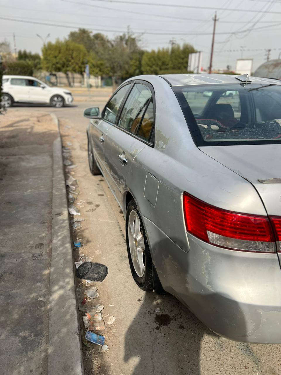 السلام عليكم ورحمة الله وبركاتة من رخصة صاحب الگروب سوناته 2006واردكندي السياره مصبوغه حزام وجارده بيهه جاملغ خلفي جهة السايق مكينه 200جاهز ه من كل شي كهربائيات وتبريد وتخم تاير مكان السياره بغداد للاستفسار *********** السعر 85وبيهه مجال للشراي
