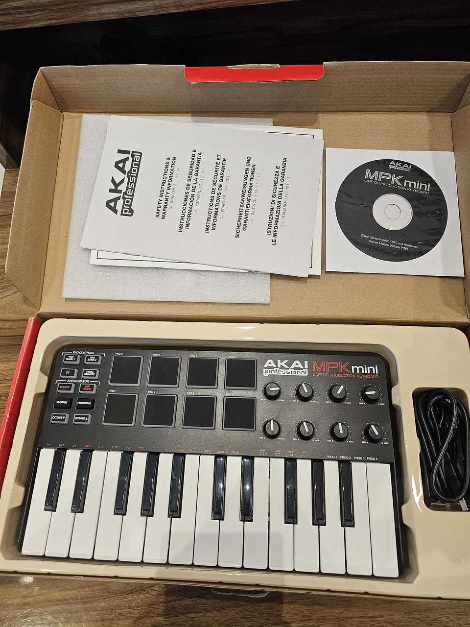 للبيع ميدي كيبورد اكاي ميني السعر٧٥ الف
واتساب ***********
