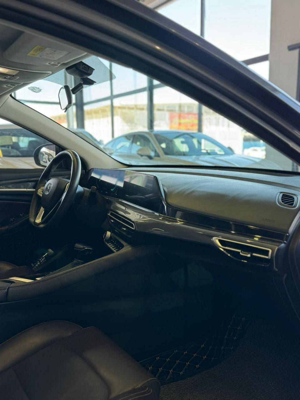 السلام عليكم
شانجان ايدو بلص 
موديل :2022
رقم نجف  
لون:رصاصي طوخ 
 محرك 1.5 تيربو 
موصفاته فتحه بصمه ابواب كشنات رياضي شاشه تدعم كار بلي قطعتين تبريد  
السعر :120 وبيه مجال حك جيه 
رقم الهاتف :***********
