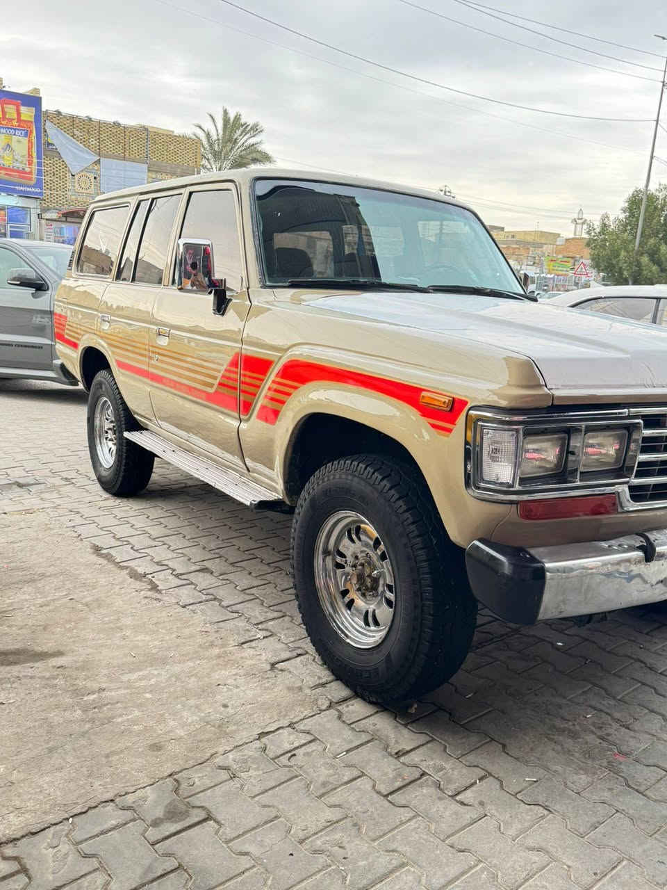 السلام عليكم لاندكروز 89 للبيع رقمها سليمانيه دولي تحويل ثاني يوم جير ومكينه جديد تبريد شغال دفع رباعي شغال كهربائيات كلها شغال تخم تاير جديد اكسنات وراء قدام شغاله مكاني نجف مصبوغه عامله الجماليه ***********
