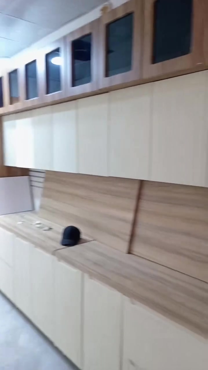 مشتمل للبيع
المساحه ١٦٥ متر يحتوي على غرفة نوم واستراحه وحمام داخلي وصاله كبيره ومطبخ حار وبارد واستقبال مع صحيات خارجيه بناء حديث طابوق وبأشراف وتصميم مهندس .. المشتمل يحتوي على رقم بلديه مفوض للطابو . والمشتمل يتمتع بكافة الخدمات الماء والكهرباء والانترنيت الضوئي يطل على شارع عرضه ١٥ متر . يقع المشتمل في الخمسه كيلو  منطقة السكك .. ومؤثث
كاونتر وسبلت وثلاجه وتخم قنفات تركي .. السعر ٦٧ مليون قابل للتفاوض للأتصال والمراسلة على الواتس اب ***********
