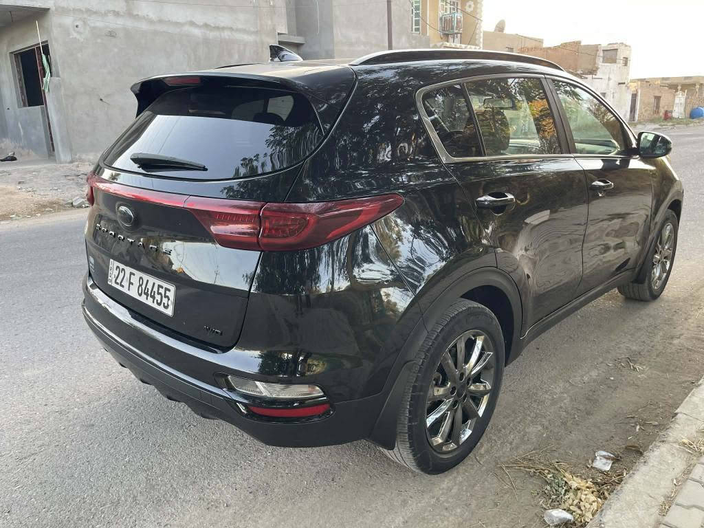 كيا سبورتاج 2021 وارد أمريكي فول (SX Turbo)  كلين بدون ضربه جاملغ امامي بارد
 أعلى فئة ومواصفاتها:
🔧 المحرك والأداء
محرك 2.0 لتر تيربو GDI
قوة 240 حصان (دفع أمامي) أو حوالي 237 حصان (دفع رباعي)
جير أوتوماتيك 6 سرعات
نظام قيادة رياضي مع بدلات تبديل خلف المقود (Paddle Shifters)
نظام دفع أمامي FWD أو رباعي AWD حسب النسخة
🚘 الخارج
جنوط ألمنيوم 19 إنج
أضواء أمامية LED
أضواء ضباب LED
إضاءة نهارية LED
فتحة سقف بانوراما
حساسات أمامية وخلفية
باب صندوق كهربائي ذك
🛋️ الداخل
مقاعد جلد
مقعد السائق كهربائي
تدفئ
تشغيل بالبصمة (Smart Key)
شاشة لمس مع ملاحة
Apple CarPlay وAndroid Auto
شاحن لاسلكي
نظام صوت مميز
🛡️ الأمان
رادار أمامي لمنع الاصطدام
المحافظة على المسار
تحذير الخروج عن المسار
مراقبة النقطة العمياء
تنبيه حركة المرور الخلفية
مثبت سرعة ذكي (Adaptive Cruise Control)
كاميرا خلفية وحساسات بغداد, العراق


**إذا كنت صاحب هذا الإعلان وتريد حذفه لأي سبب، رجاءا أرسل رسالة إلى الدعم الفني**