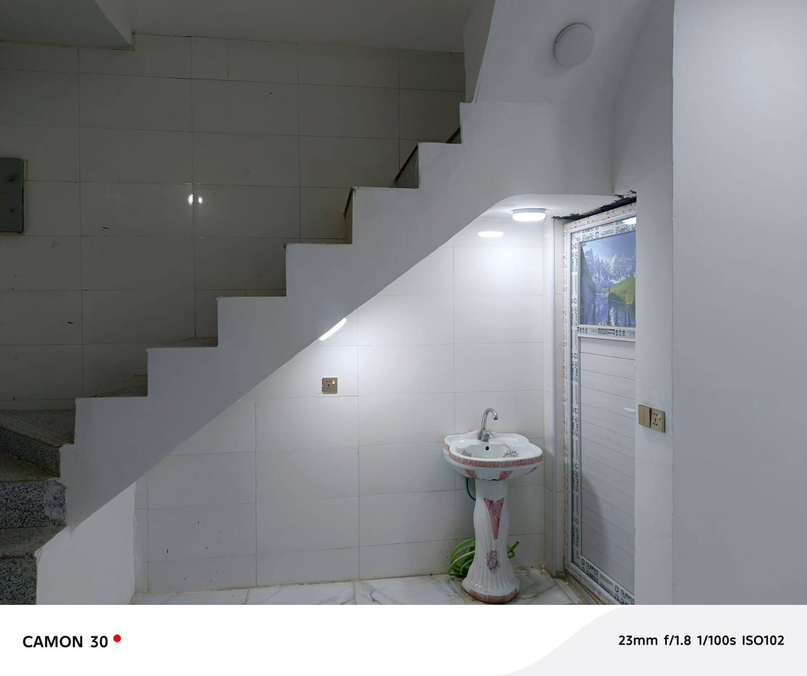 دار للبيع🏡المساحة: 50 متر 
الموقع: النجف شارع الصب مقابل ملحق قريه الغدير عمود 318

مواصفات البناء:
غرفه نوم وصاله ومطبخ صحيات ومنور
بناء مرتب (أساس + سقف كونكريت + طابوك)
أرضية بورسلين 

الخدمات:#بعد_عن_السوك 100متر 
ماء كهرباء مدارس سوق تبليط مولد

للاستفسار والاتصال:
‏‪***********‬‏
