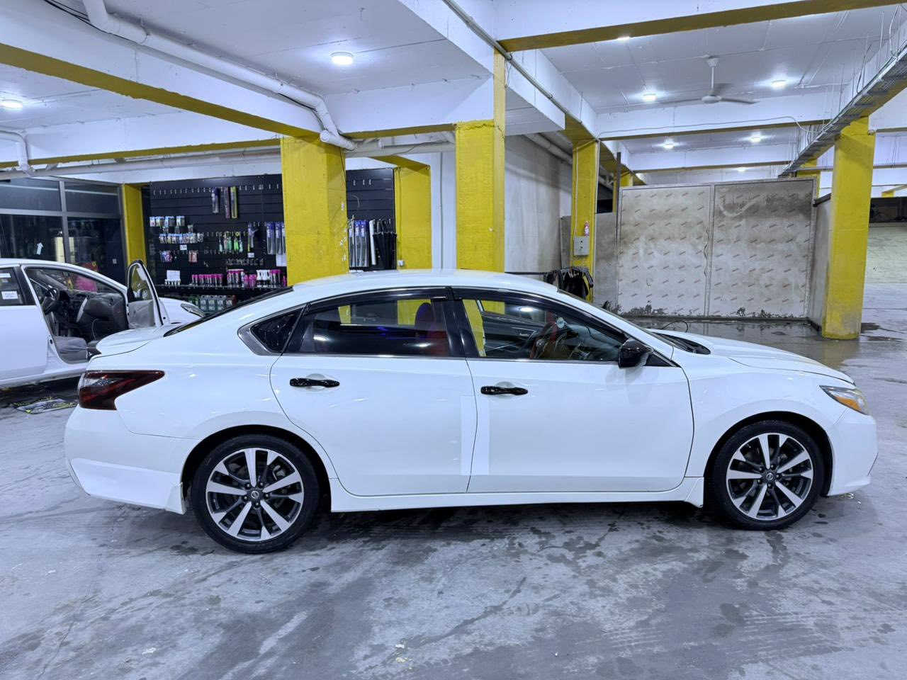 سلاو ئالتيمايsr2017يةك بارجةي بة بيلاد گوراوه بي زةربة سةيارةي باك گيرو مةكينةي بةشةرت چوار تايةي لؤك دوو روژة بةستراوه بي نووقساني رةسمي سؤنةري دانراوه 
شوين كةلار سعري ١٢٥كةلا توزي مةجالي تياية 
***********
