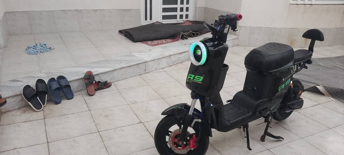 السلام عليكم شباب دراجه شحن R9 للبيع كفاله عامه من الزلغ لون  سواد موديل2025 سرعه109 اربع نمر كلشي شغال بيها كهربائيات هورن اشاير يمنى يسرى لايت عالي ناصي  جاهز الدراجه مانقصها برغي غراضها كلها موجوده بطاريات كبار 32امبييير السعر مناسب مكاني بصره أبو كوصر مو شراي لاتراسل السعر خاص ***********
