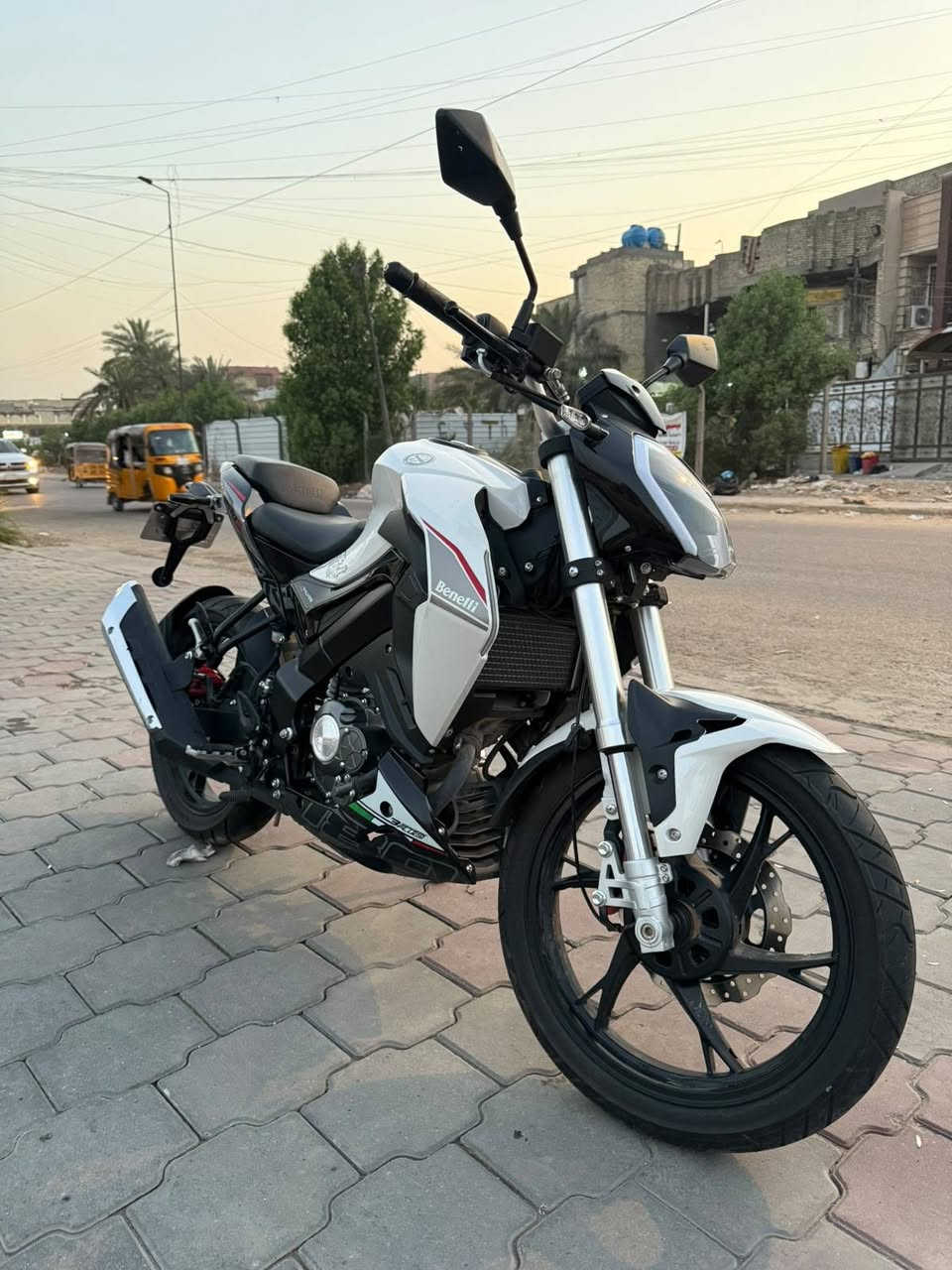 180s بنلي 
الممشى 1400 كيلو فقط يعني زيرو بحالة الوكاله 
رقم انگليزي باسمي + هزه جديده
مكاني بغداد حي اور 
السعر ٣ ملايين و ٢٠٠ الف 
***********
