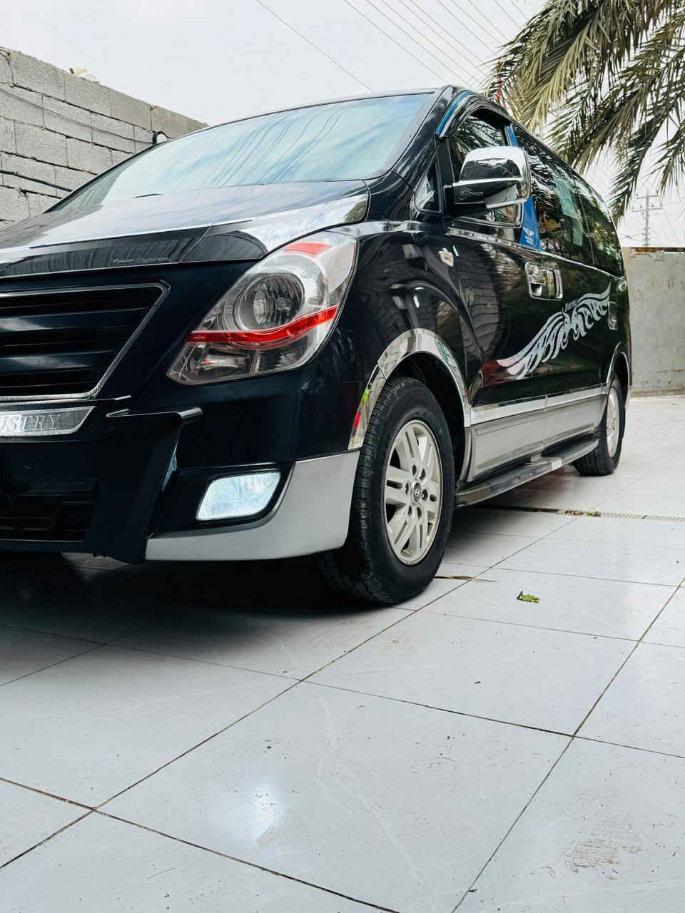 سلام عليكم هونداي استاركس ١٧اصل لون كحلي  للبيع كفاله عامه ما عدا جاملغ الخلفي رش نص فول تخم تاير توا شاده حداده عامه دوشمه ارضيه تنته جاهزه مكينه نص بنص سياره جاهزه جناي رقم قادسيه داخله هزه وضريبه راعيه بصره ومكان سياره بصره قضاء المدينه وبالعافيه الي ياخذه سعر ٢٢٥ وبيها مجال للجناي لاستفسار *********** //***********
